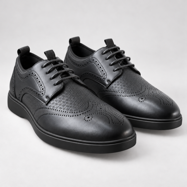 Chaussures noires élégantes en studio-7